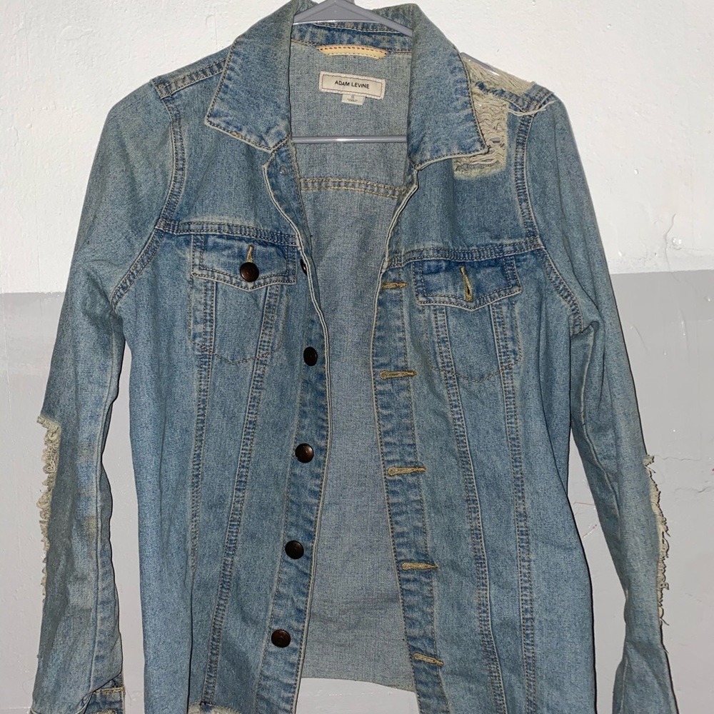 DISTRESSED JEAN JACKET